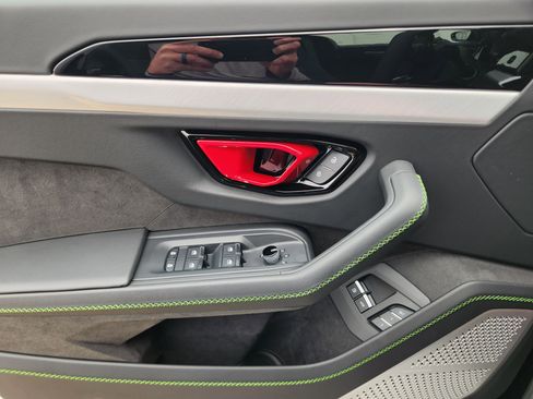 Used 2025 Lamborghini Urus SE image 21