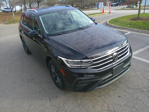 Used 2022 Volkswagen Tiguan SE image 2