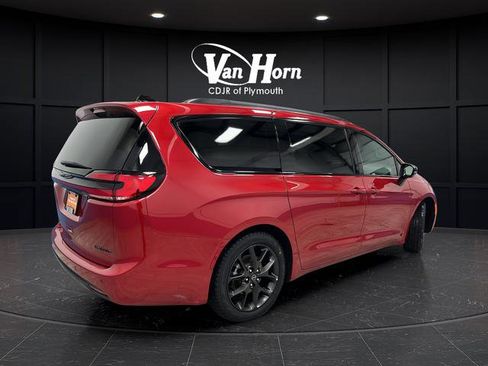 Used 2025 Chrysler Pacifica Limited image 7