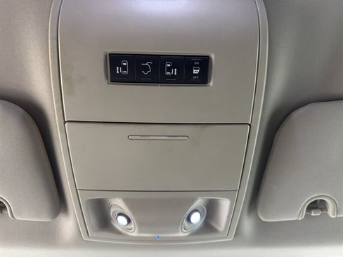 Used 2014 Chrysler Town & Country Touring image 11