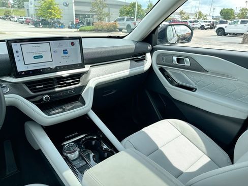 Used 2025 Ford Explorer Platinum w/ Ultimate Package AWD/4WD image 20