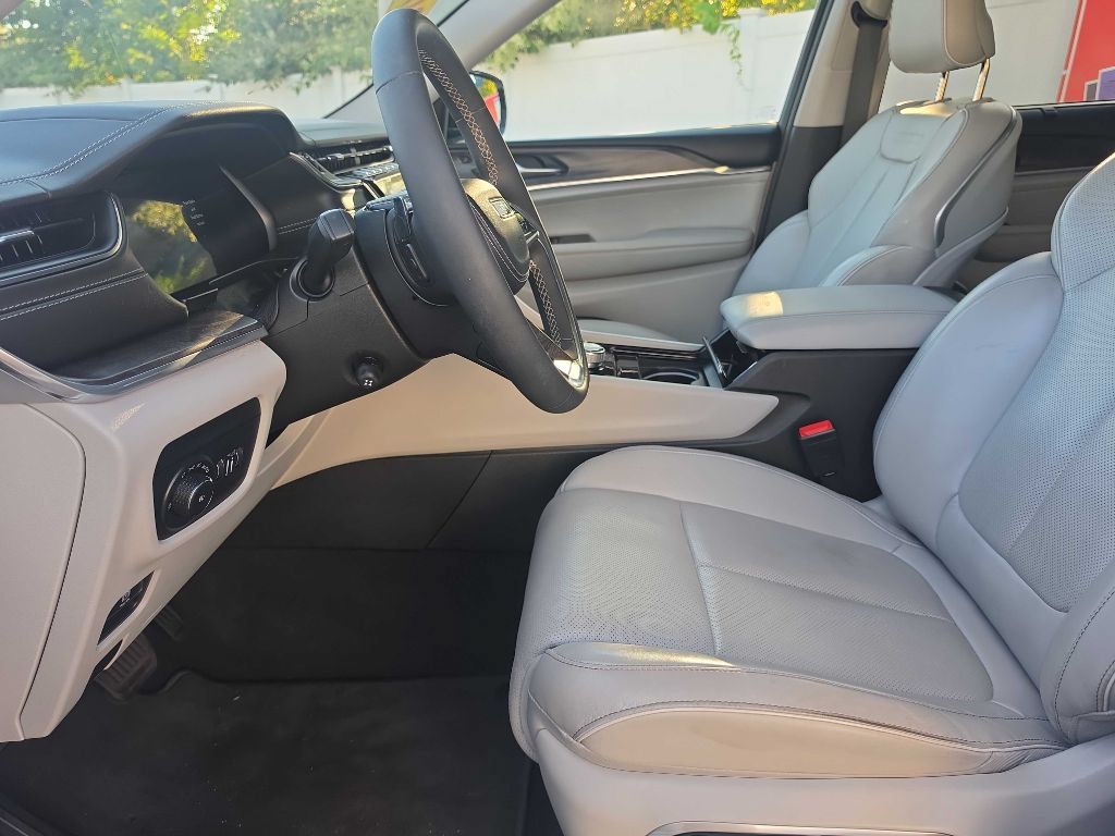 Used 2023 Jeep Grand Cherokee Overland w/ Luxury Tech Group IV AWD/4WD image 20