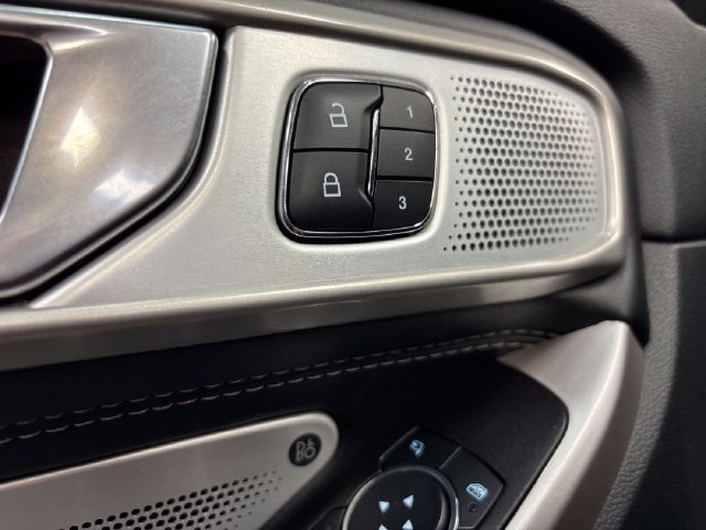 Used 2023 Ford Explorer Limited w/ Limited Technology Package AWD/4WD image 32