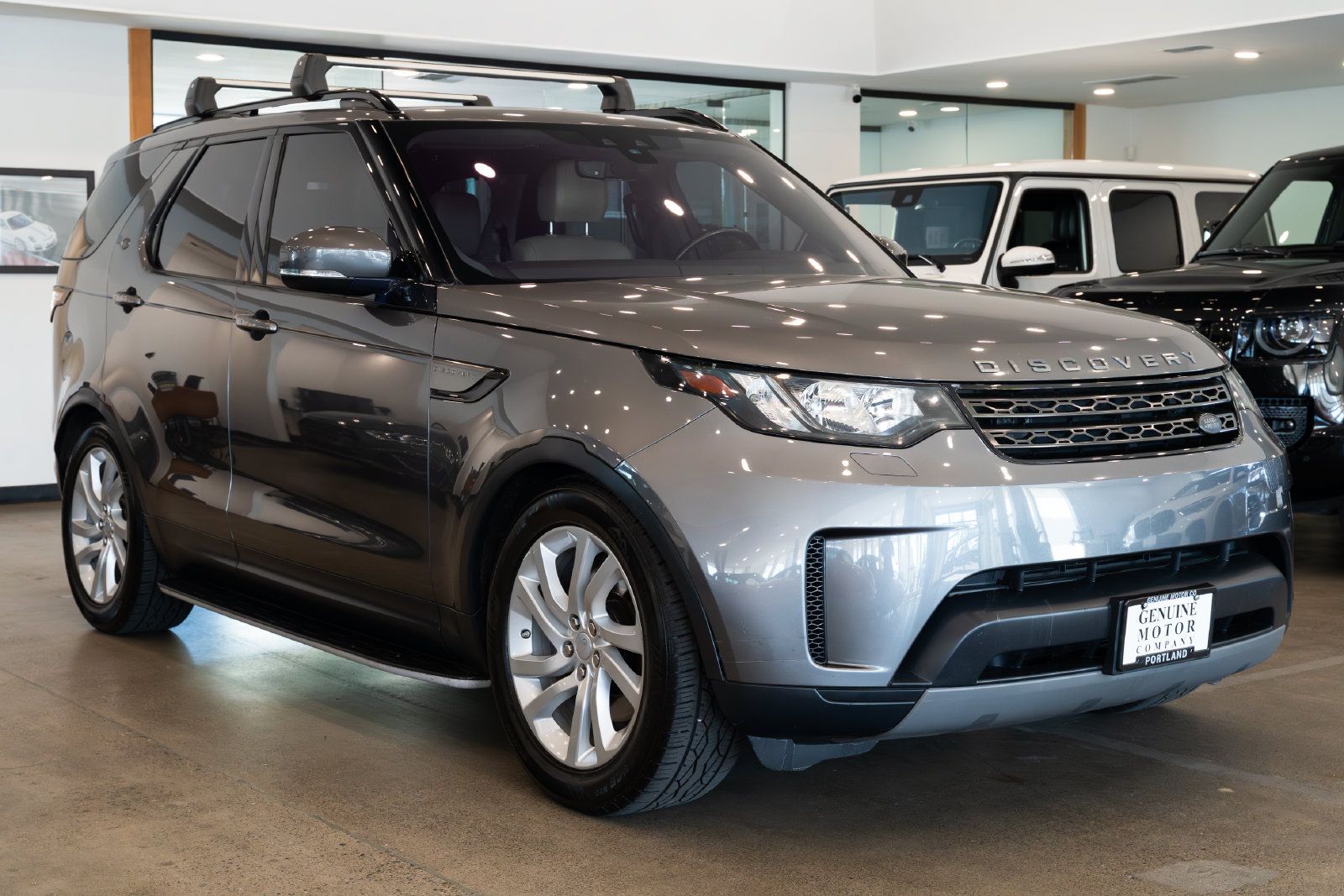 Used 2017 Land Rover Discovery SE AWD/4WD image 3