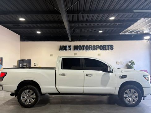 Used 2020 Nissan Titan SL w/ Moonroof Package AWD/4WD image 9
