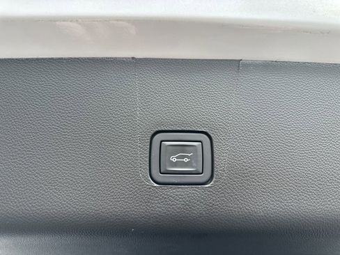 Used 2023 Chevrolet Traverse RS image 17