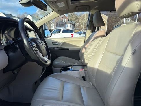 Used 2018 Toyota Sienna XLE Premium image 18