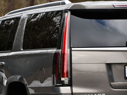 Used 2017 Cadillac Escalade ESV Luxury image 6