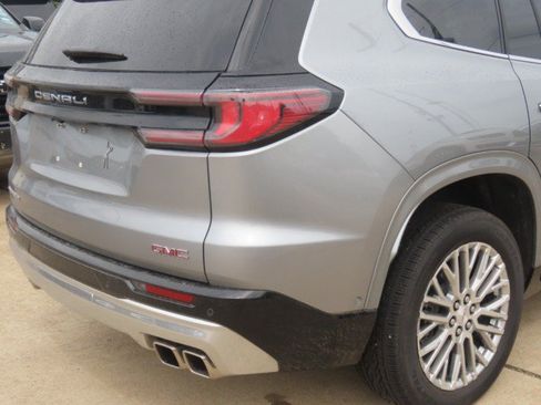 Used 2025 GMC Acadia Denali w/ Super Cruise Package FWD image 10