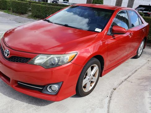 Used 2014 Toyota Camry SE FWD image 2
