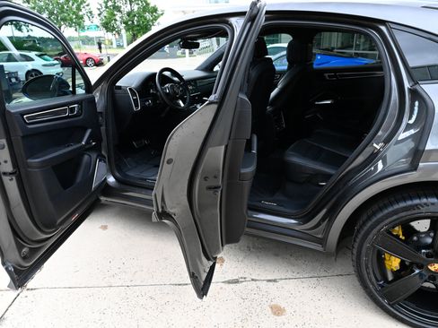 Used 2021 Porsche Cayenne Turbo AWD/4WD image 35