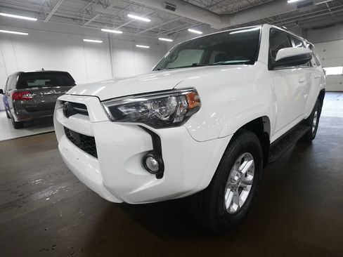 Used 2020 Toyota 4Runner SR5 AWD/4WD image 12