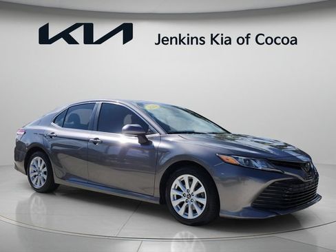 Used 2018 Toyota Camry LE w/ Convenience Package FWD image 1