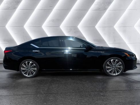 Used 2024 Nissan Altima 2.5 SL FWD image 8