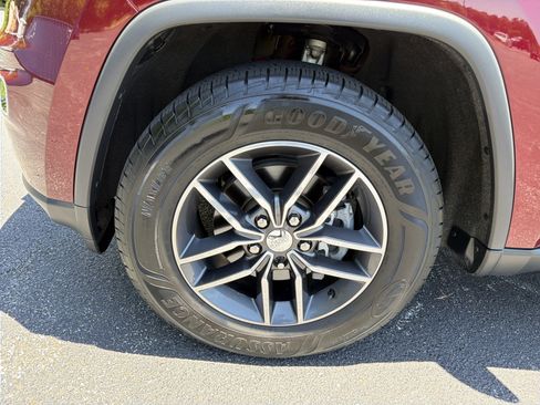 Used 2018 Jeep Grand Cherokee Limited AWD/4WD image 10