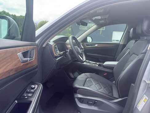 Used 2024 Volkswagen Atlas SE AWD/4WD image 12
