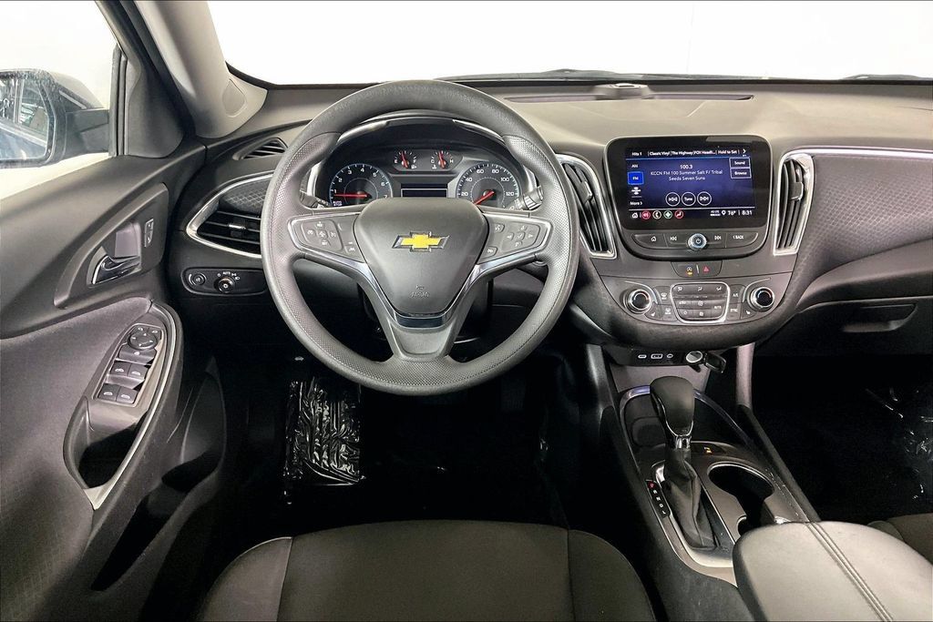 Used 2021 Chevrolet Malibu LT FWD image 4