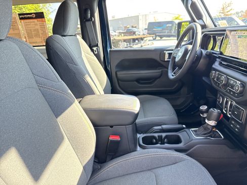 Used 2025 Jeep Wrangler Sport image 30