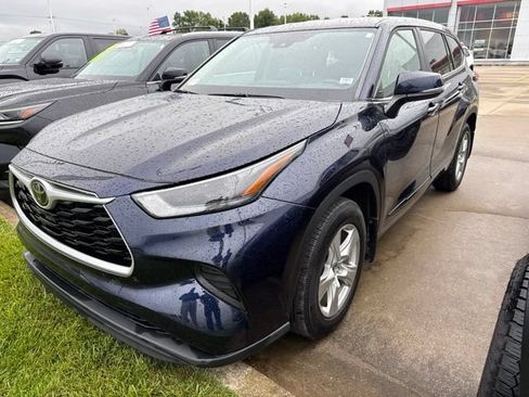 Used 2023 Toyota Highlander L FWD image 1