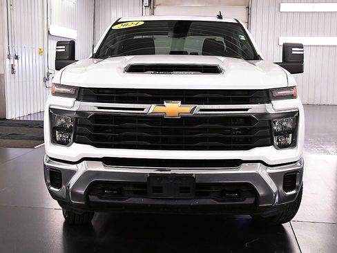 Used 2024 Chevrolet Silverado 2500 LT image 2