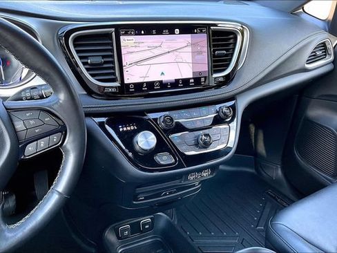 Used 2021 Chrysler Pacifica Touring-L w/ Uconnect Theater Family Group FWD image 15