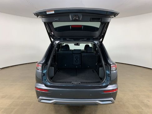 Used 2025 Mitsubishi Outlander SE image 12