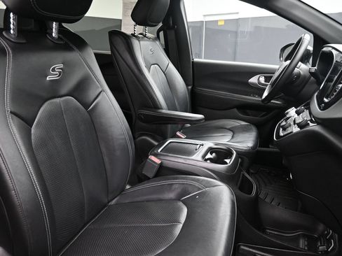 Used 2018 Chrysler Pacifica Touring-L Plus w/ Advanced Safetytec Group FWD image 28