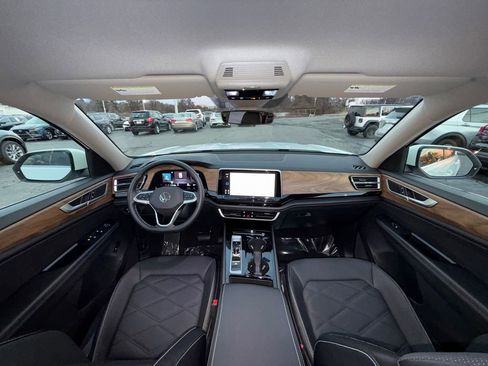 Used 2025 Volkswagen Atlas SE image 21
