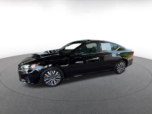 Used 2025 Nissan Altima 2.5 SV FWD image 6