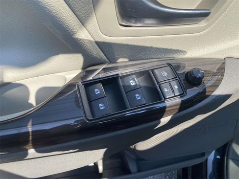 Used 2020 Toyota Sienna XLE image 18