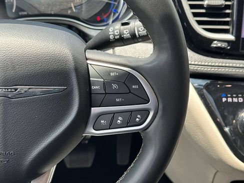 Used 2024 Chrysler Pacifica Limited FWD image 28