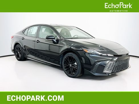 Used 2025 Toyota Camry SE image 1