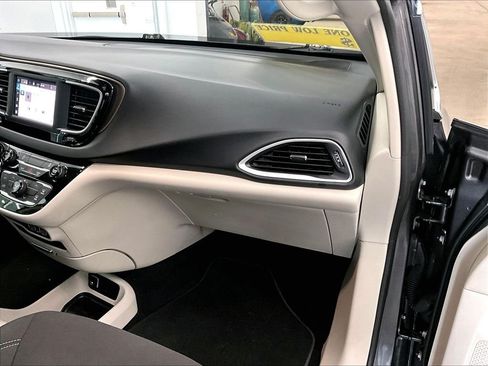 Used 2023 Chrysler Voyager LX FWD image 13