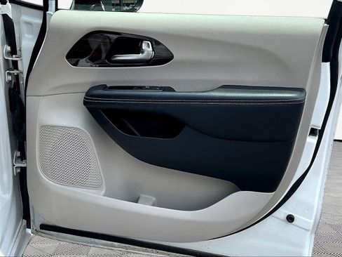 Used 2023 Chrysler Pacifica Limited FWD image 30