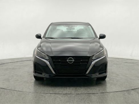 Used 2025 Nissan Altima 2.5 SV FWD image 2
