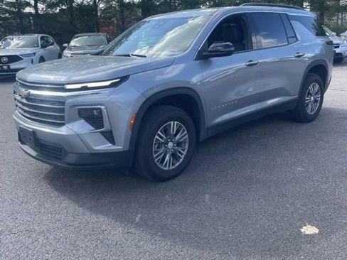 Used 2025 Chevrolet Traverse LT AWD/4WD image 3