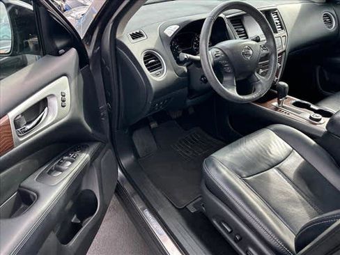 Used 2017 Nissan Pathfinder Platinum w/ Family Entertainment Package image 9