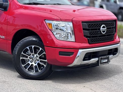 Used 2022 Nissan Titan SV image 3