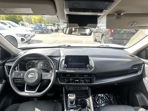 Used 2024 Nissan Rogue SV FWD image 24