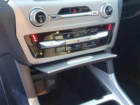 Used 2022 Ford Explorer XLT w/ Equipment Group 202A image 18