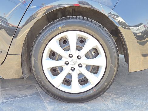 Used 2022 Toyota Corolla LE image 5