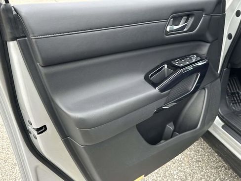 Used 2022 Nissan Pathfinder SV w/ SV Black Package image 17