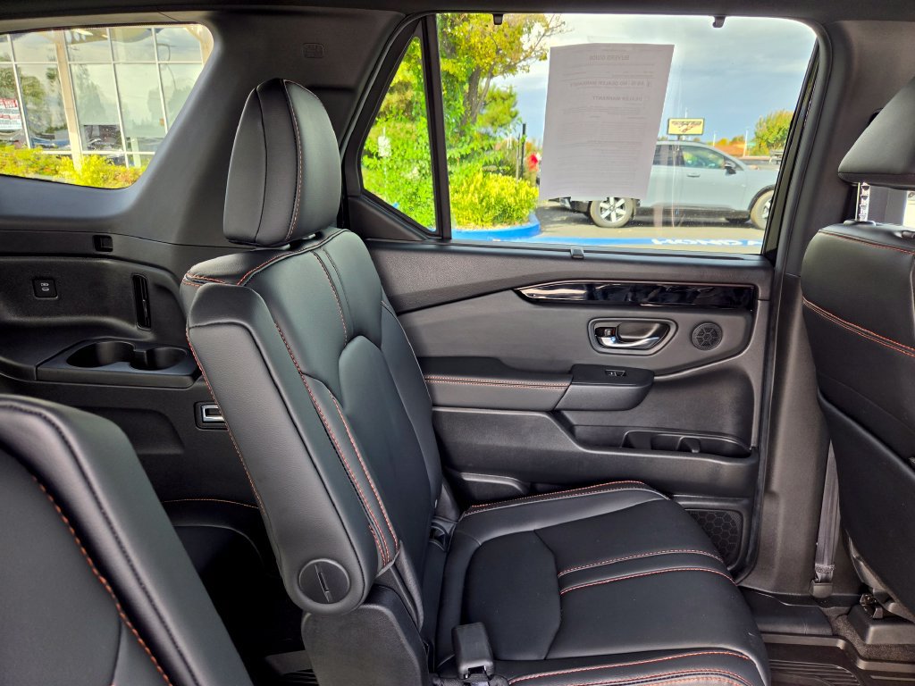 Used 2025 Honda Pilot TrailSport image 23