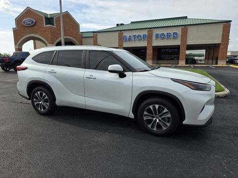 Used 2023 Toyota Highlander XLE FWD image 2