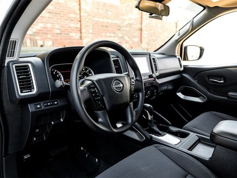 Used 2022 Nissan Frontier SV image 2