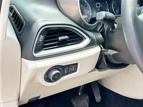 Used 2023 Chrysler Pacifica Touring-L FWD image 10