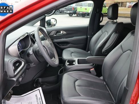 Used 2025 Chrysler Pacifica Select image 5