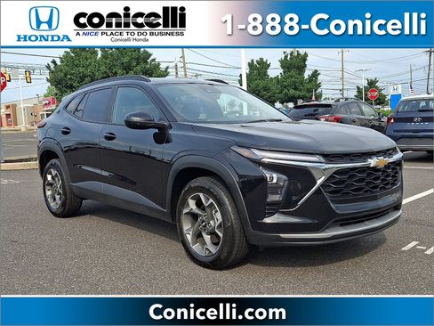 Used 2025 Chevrolet Trax LT FWD image 1