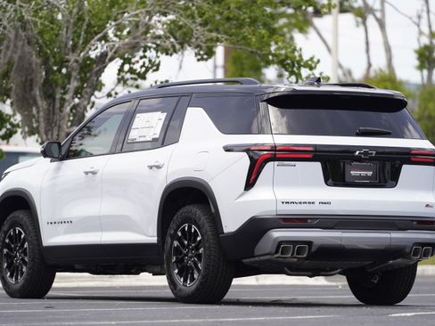 New 2026 Chevrolet Traverse Z71 w/ Enhanced Driving Package AWD/4WD image 3