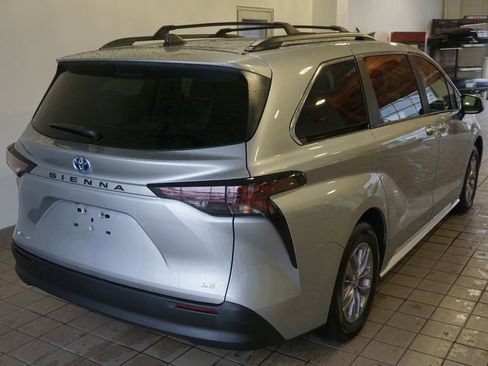 Used 2025 Toyota Sienna LE image 16
